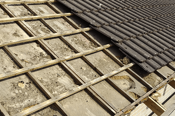 Verwijderen oude betonnen dakpannen